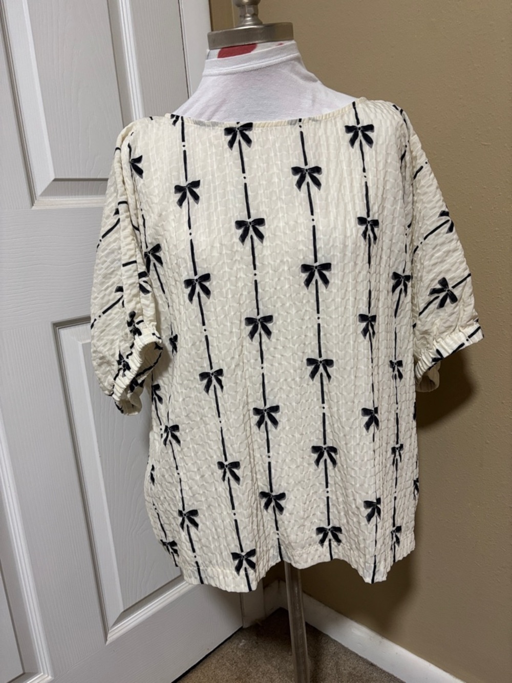 Source Unknown Cream Short-Sleeve Top with Black Bow Print